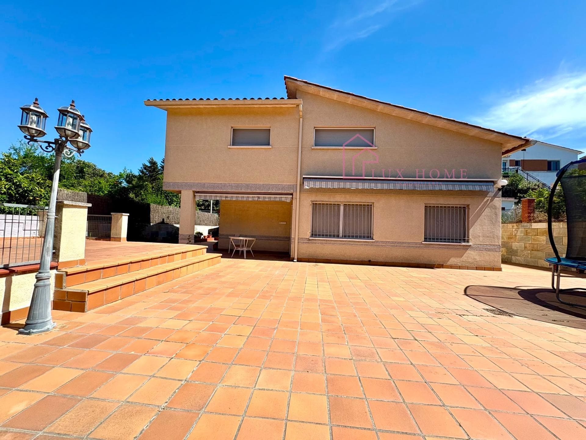 CASA  CUATRO VIENTOS CON DOS VIVIENDAS INDEPENDIENTE  ACCESOS PROPIOS GRAN JARDIN
